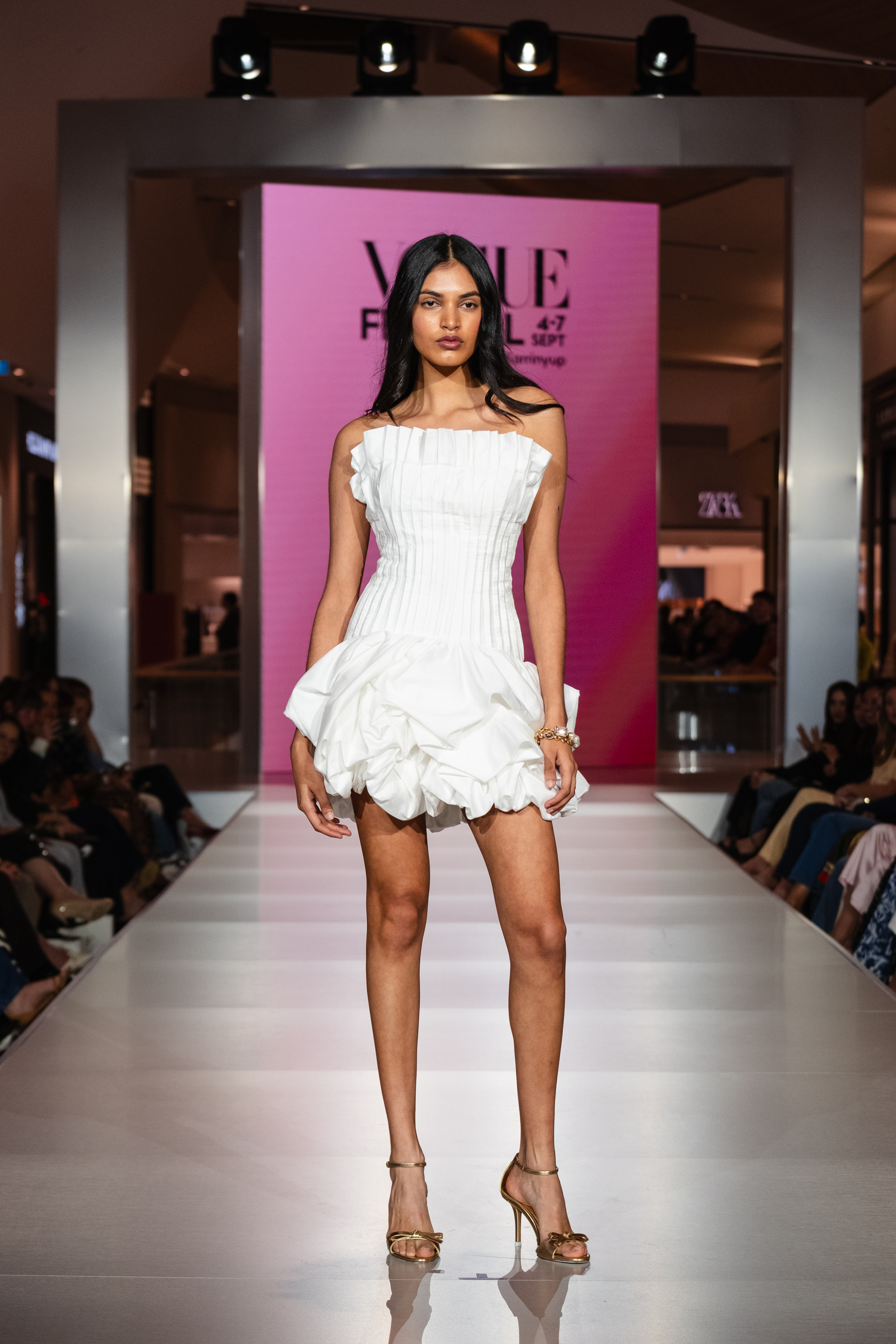 KAR - Runway look twenty one