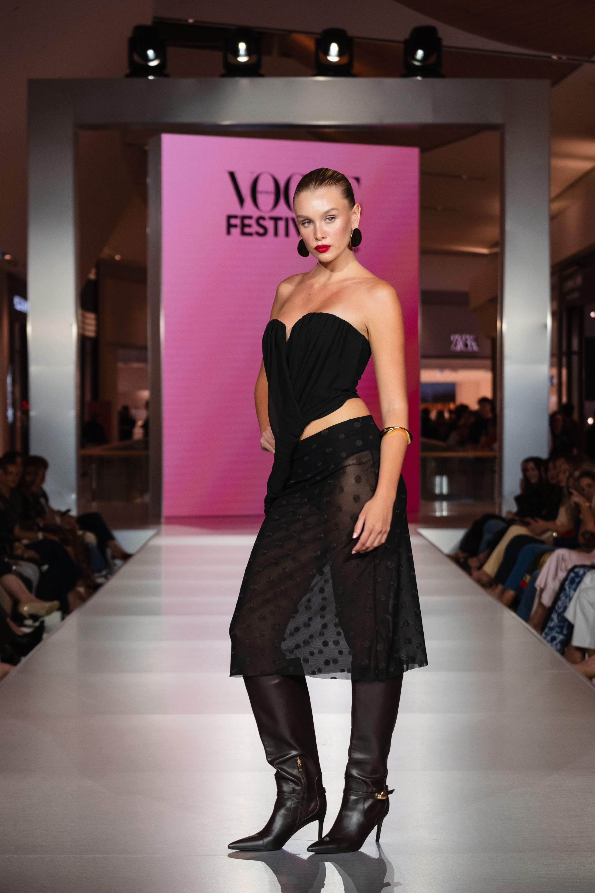 KAR - Runway look sixteen
